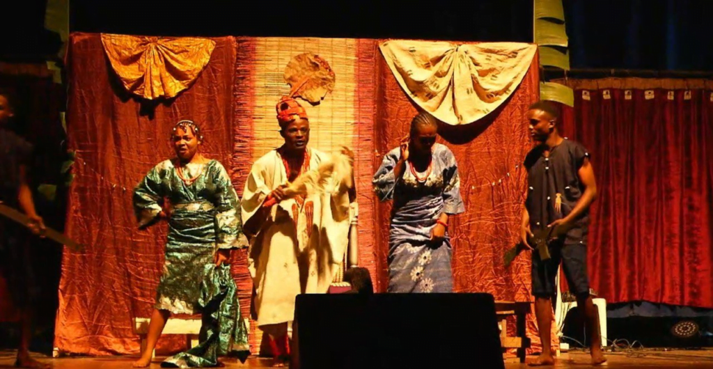 Omífọ́n people fleeing Àyìnkẹ́ when they hear mighty warriors