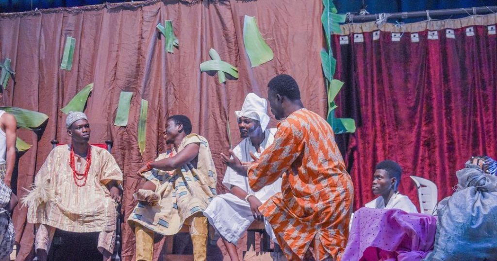 Omífọ́n people presenting themselves and their gifts to the King